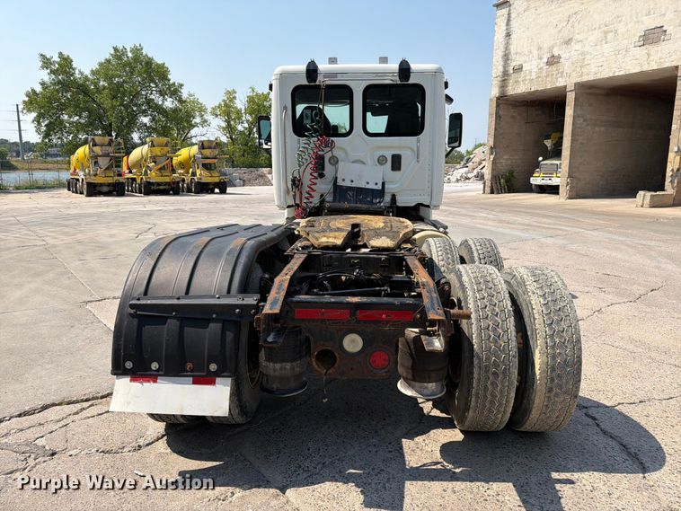 image for item DV8572 2012 Freightliner Cascadia semi truck