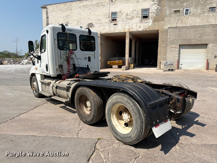 image for item DV8572 2012 Freightliner Cascadia semi truck