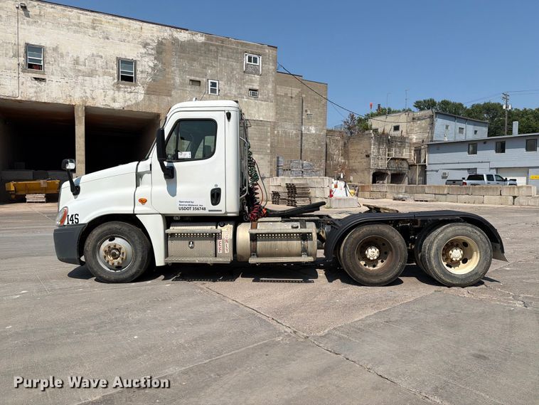 image for item DV8572 2012 Freightliner Cascadia semi truck