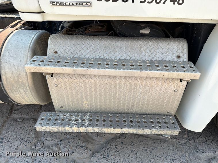 image for item DV8572 2012 Freightliner Cascadia semi truck