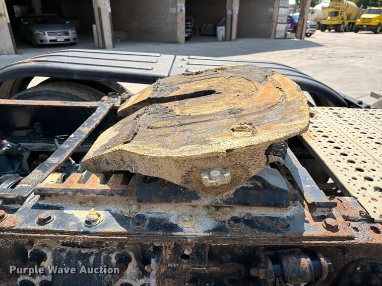 image for item DV8572 2012 Freightliner Cascadia semi truck