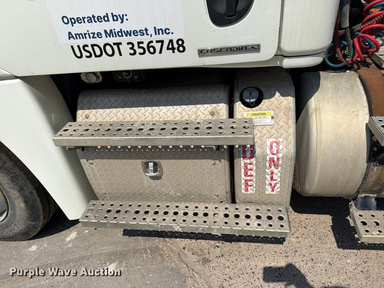 image for item DV8572 2012 Freightliner Cascadia semi truck