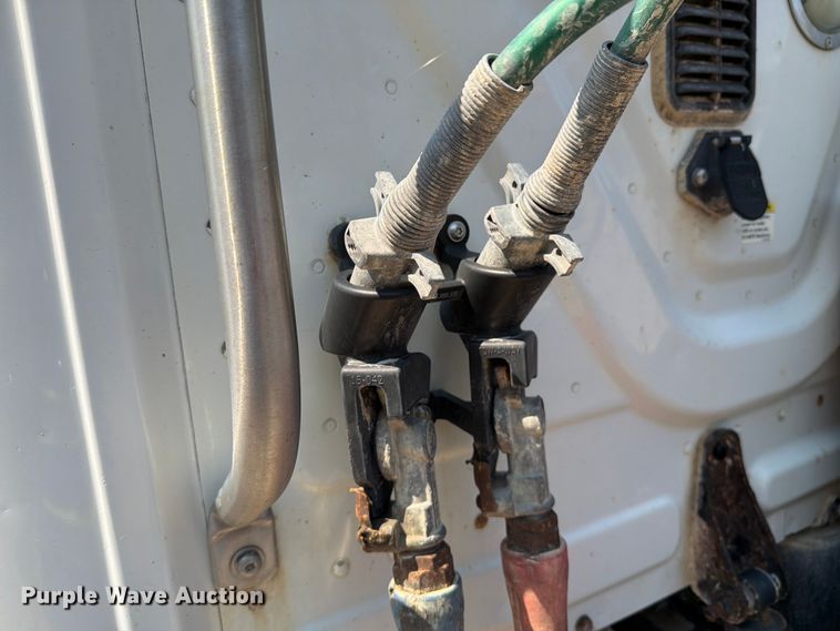 image for item DV8572 2012 Freightliner Cascadia semi truck