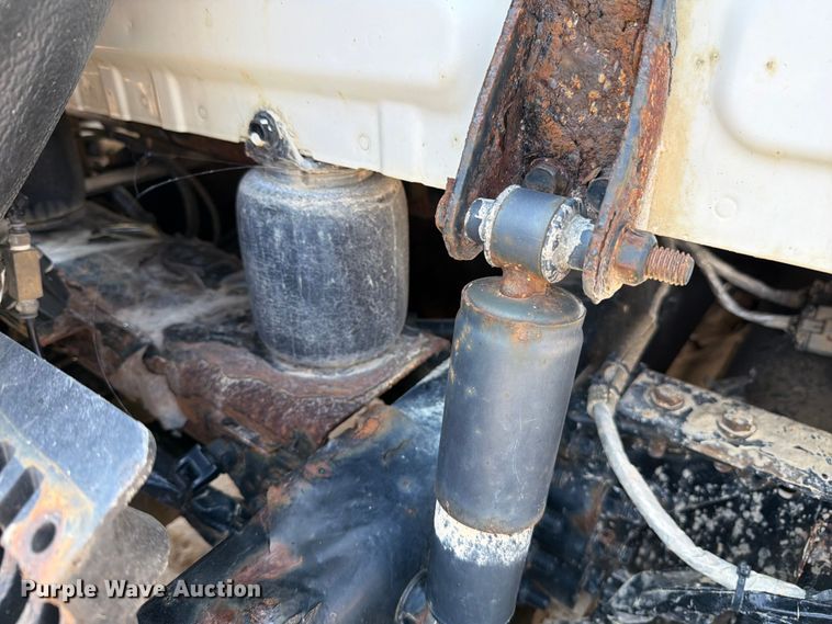 image for item DV8572 2012 Freightliner Cascadia semi truck
