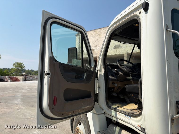 image for item DV8572 2012 Freightliner Cascadia semi truck