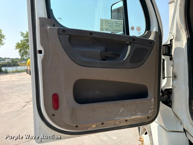 image for item DV8572 2012 Freightliner Cascadia semi truck