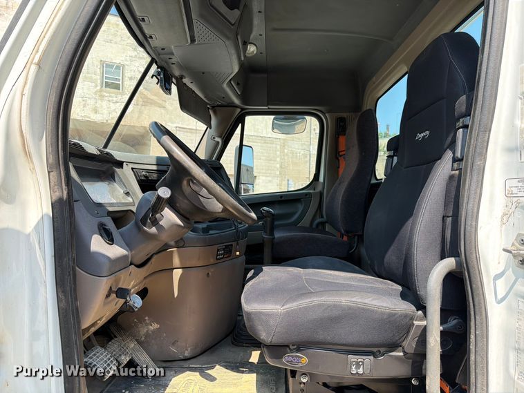 image for item DV8572 2012 Freightliner Cascadia semi truck