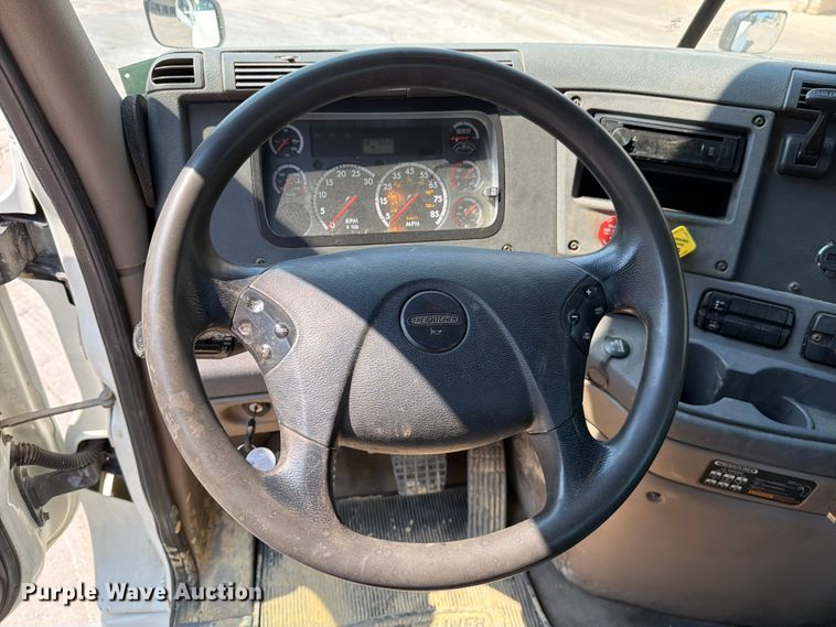 image for item DV8572 2012 Freightliner Cascadia semi truck