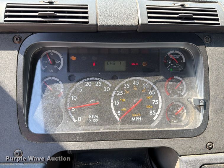 image for item DV8572 2012 Freightliner Cascadia semi truck