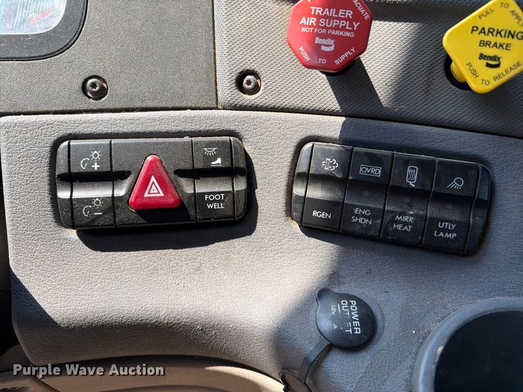 image for item DV8572 2012 Freightliner Cascadia semi truck