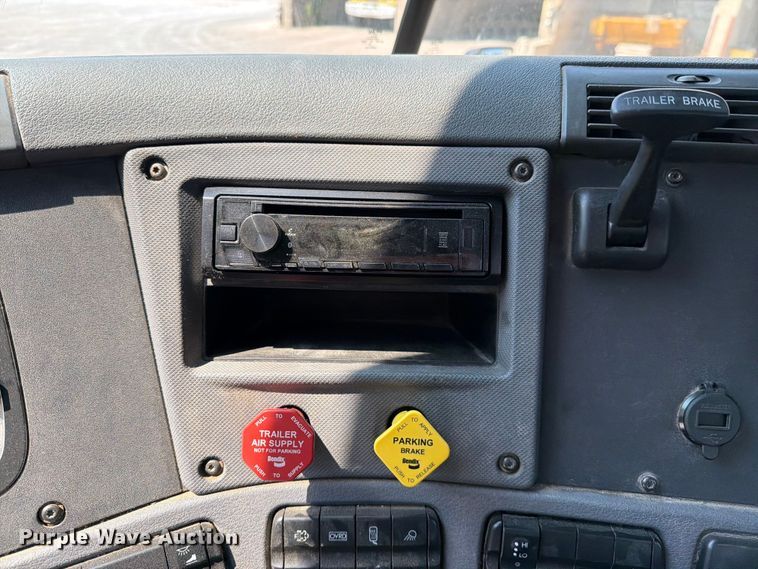 image for item DV8572 2012 Freightliner Cascadia semi truck