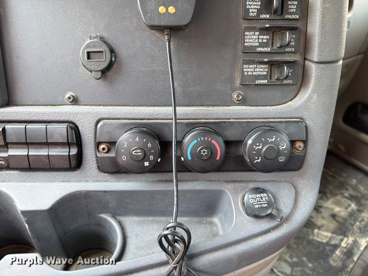 image for item DV8572 2012 Freightliner Cascadia semi truck
