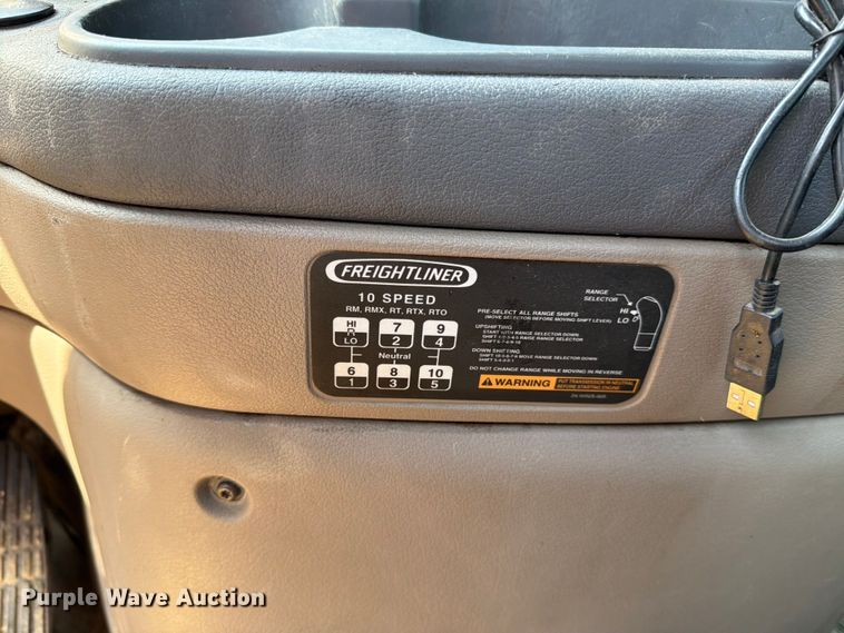image for item DV8572 2012 Freightliner Cascadia semi truck