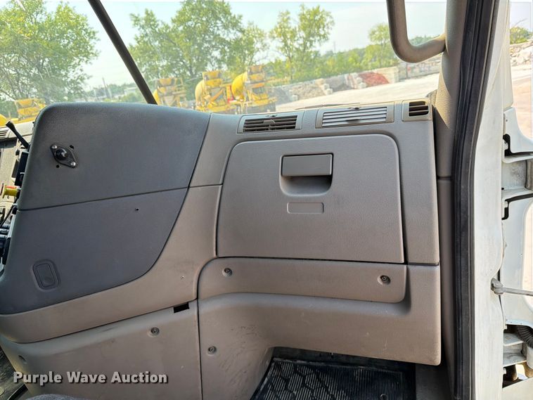 image for item DV8572 2012 Freightliner Cascadia semi truck
