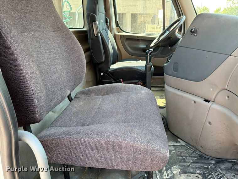 image for item DV8572 2012 Freightliner Cascadia semi truck