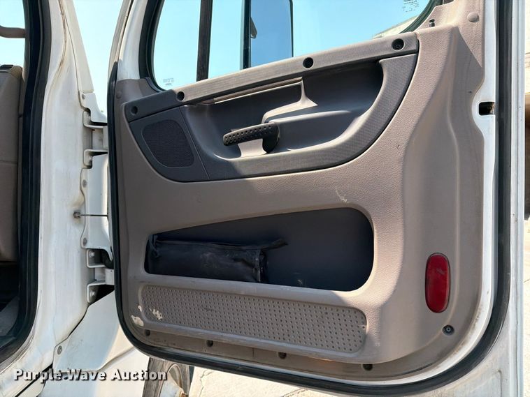 image for item DV8572 2012 Freightliner Cascadia semi truck