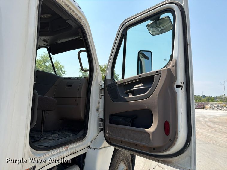 image for item DV8572 2012 Freightliner Cascadia semi truck