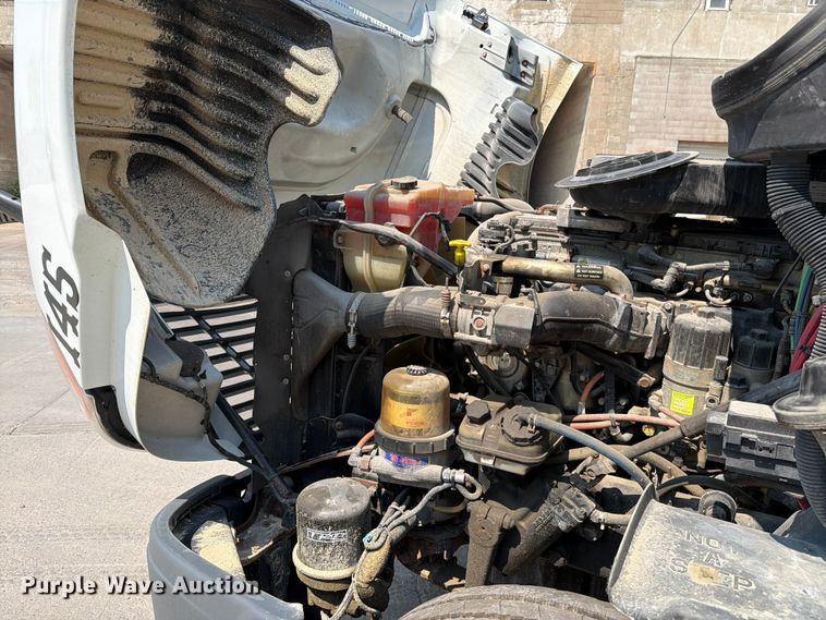image for item DV8572 2012 Freightliner Cascadia semi truck