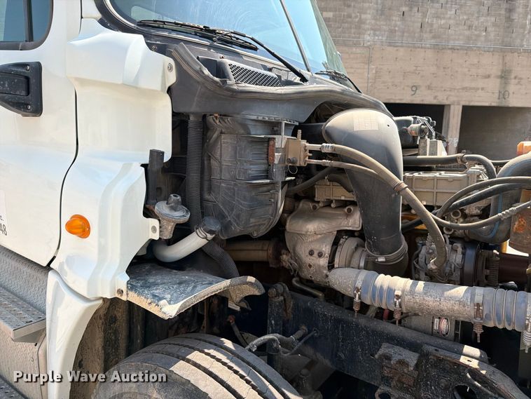 image for item DV8572 2012 Freightliner Cascadia semi truck