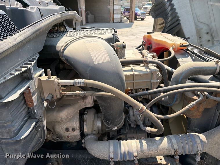 image for item DV8572 2012 Freightliner Cascadia semi truck