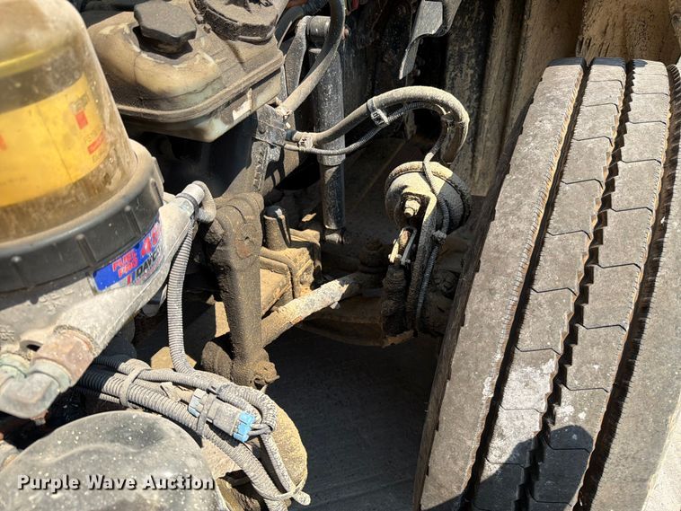 image for item DV8572 2012 Freightliner Cascadia semi truck