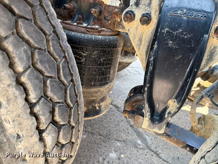 image for item DV8572 2012 Freightliner Cascadia semi truck