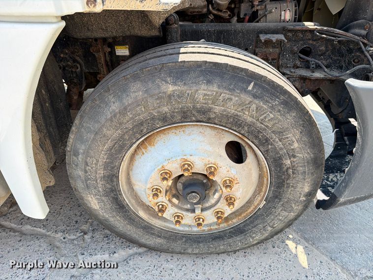 image for item DV8572 2012 Freightliner Cascadia semi truck