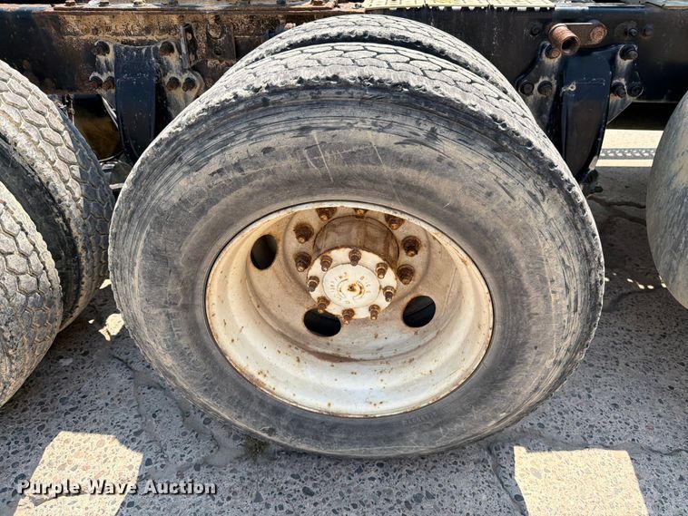 image for item DV8572 2012 Freightliner Cascadia semi truck