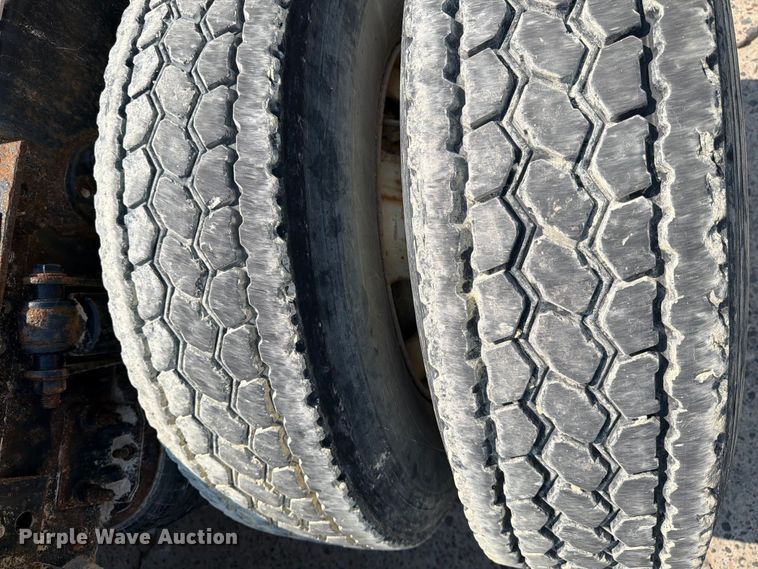 image for item DV8572 2012 Freightliner Cascadia semi truck