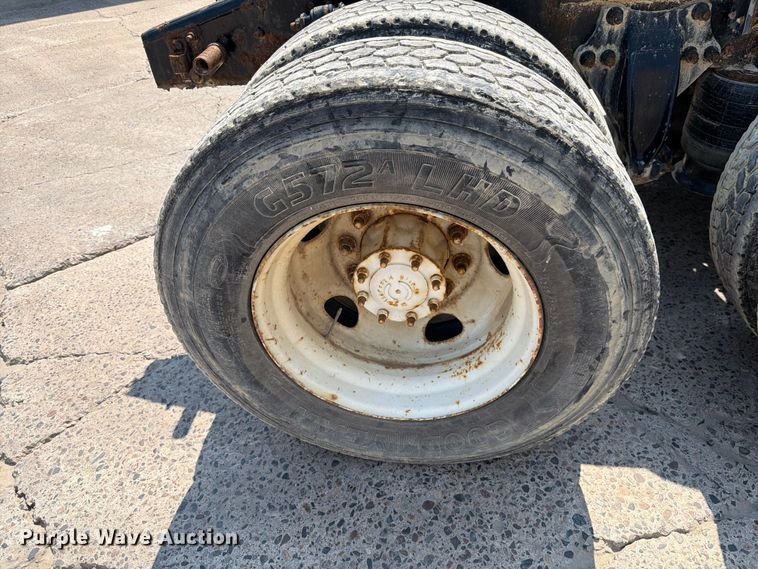 image for item DV8572 2012 Freightliner Cascadia semi truck