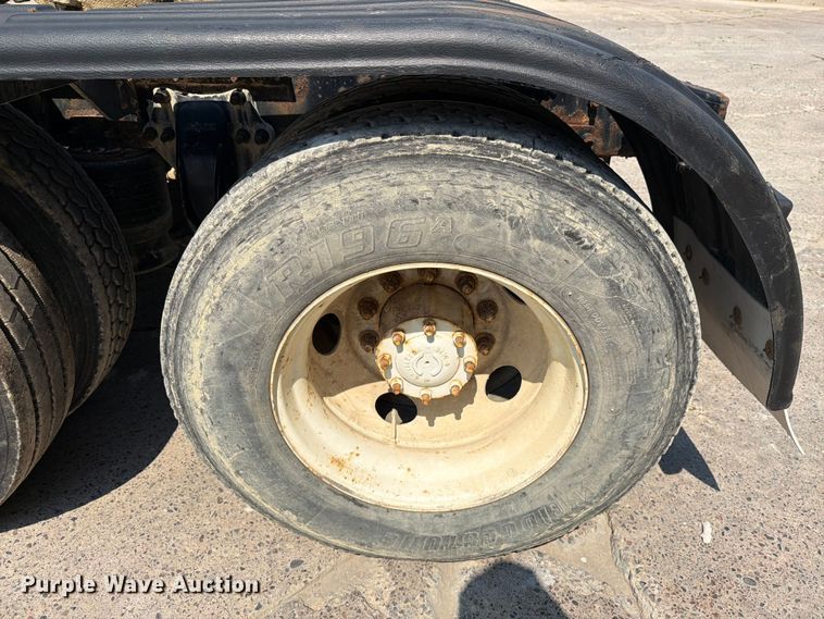 image for item DV8572 2012 Freightliner Cascadia semi truck