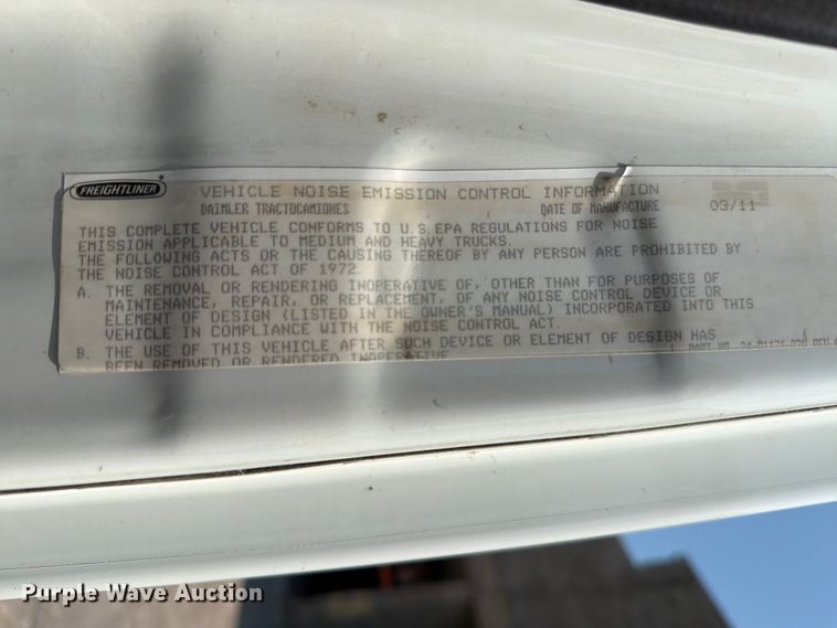image for item DV8572 2012 Freightliner Cascadia semi truck