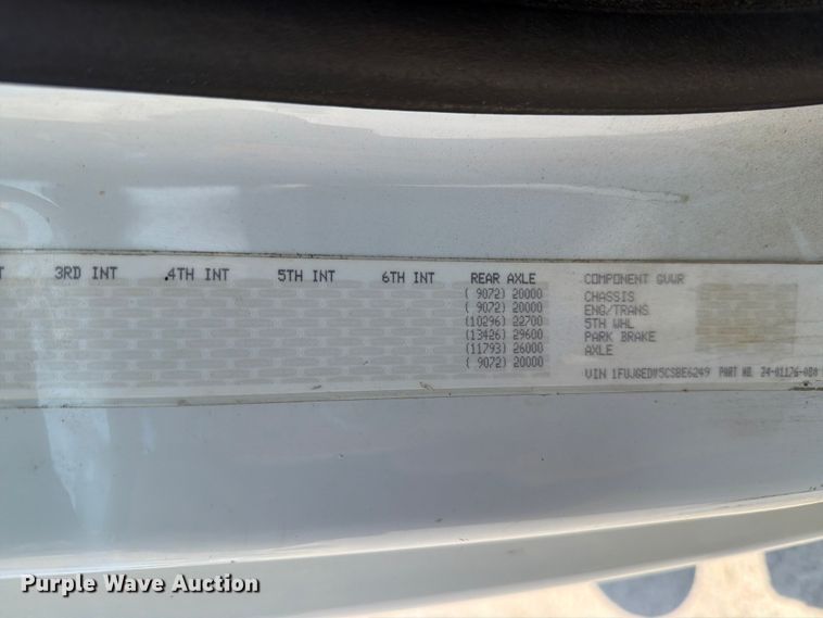 image for item DV8572 2012 Freightliner Cascadia semi truck