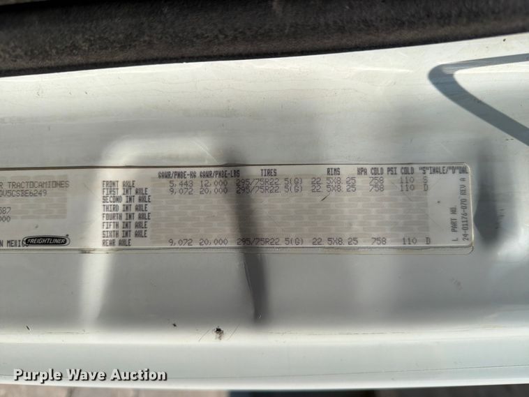 image for item DV8572 2012 Freightliner Cascadia semi truck