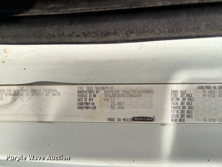 image for item DV8572 2012 Freightliner Cascadia semi truck