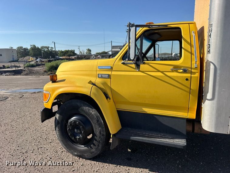 image for item DY3252 1995 Ford F700 box truck