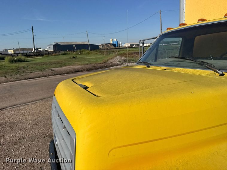 image for item DY3252 1995 Ford F700 box truck