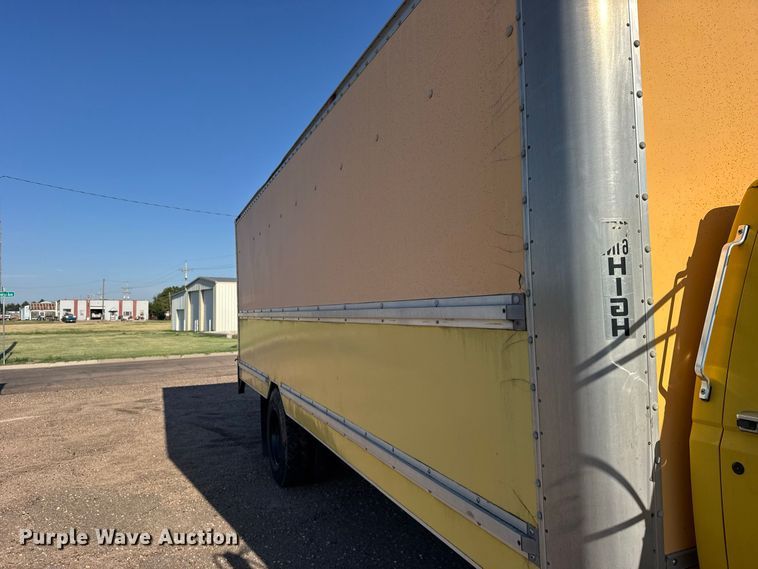 image for item DY3252 1995 Ford F700 box truck