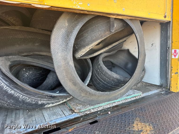 image for item DY3252 1995 Ford F700 box truck