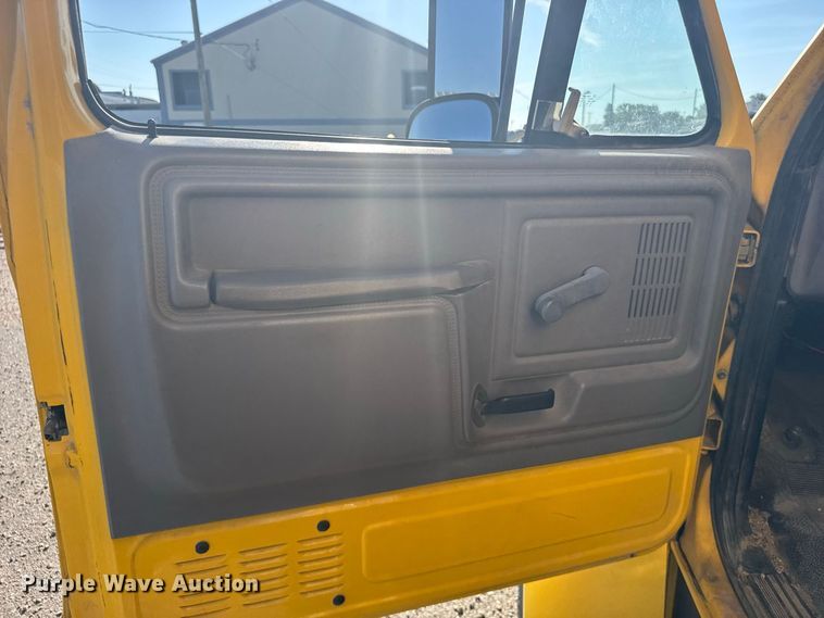image for item DY3252 1995 Ford F700 box truck
