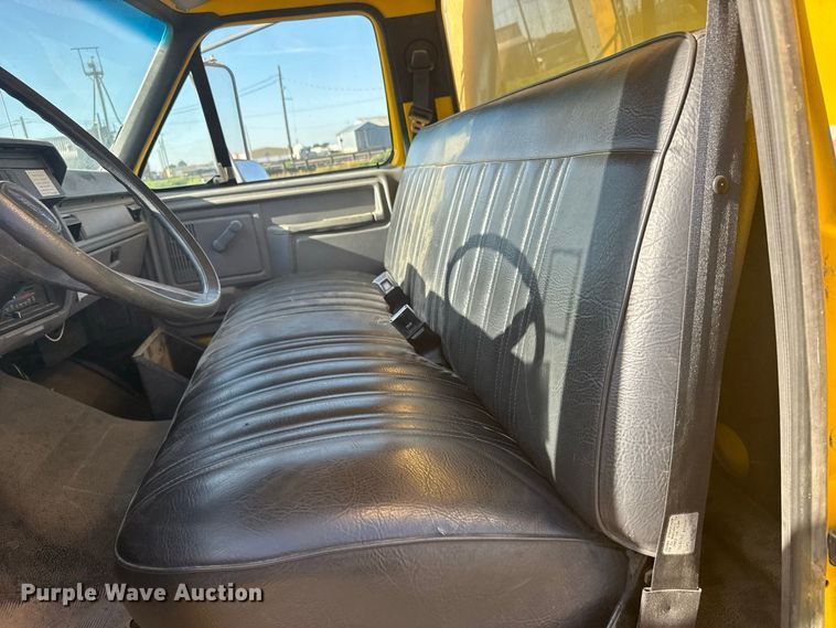 image for item DY3252 1995 Ford F700 box truck