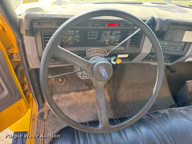 image for item DY3252 1995 Ford F700 box truck