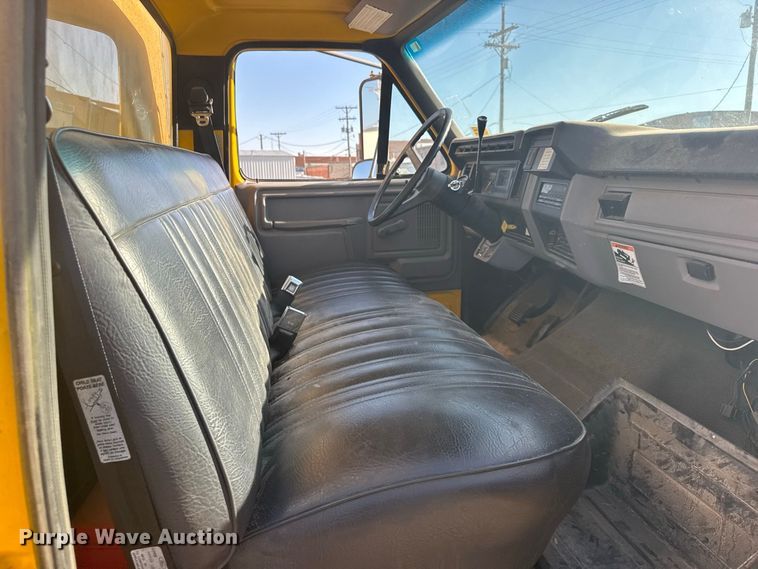 image for item DY3252 1995 Ford F700 box truck