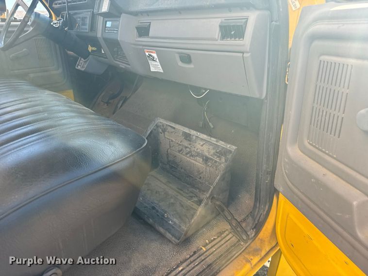 image for item DY3252 1995 Ford F700 box truck