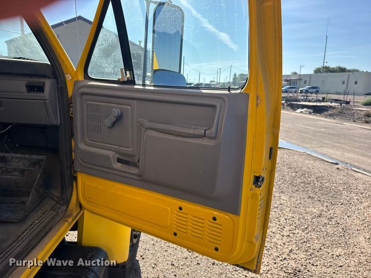 image for item DY3252 1995 Ford F700 box truck