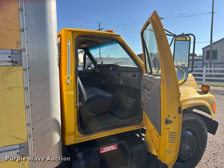 image for item DY3252 1995 Ford F700 box truck