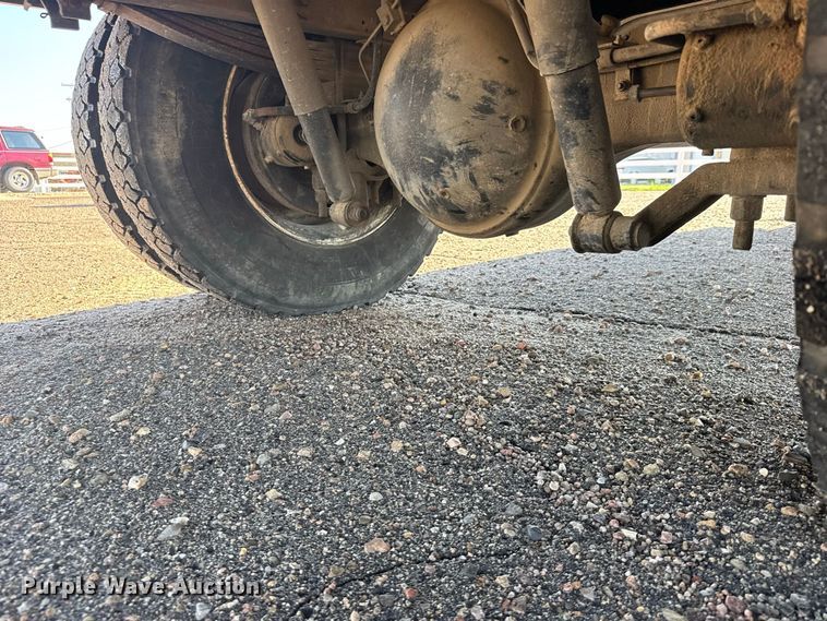 image for item DY3252 1995 Ford F700 box truck