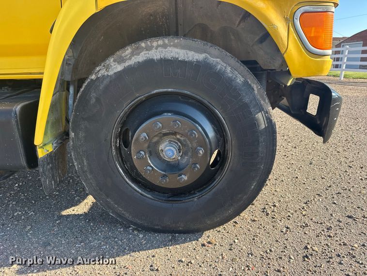 image for item DY3252 1995 Ford F700 box truck