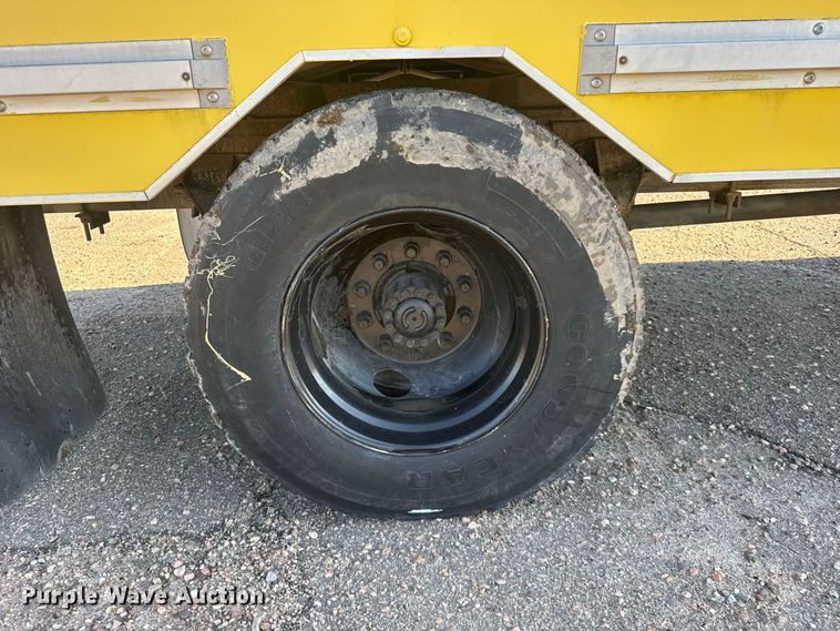 image for item DY3252 1995 Ford F700 box truck