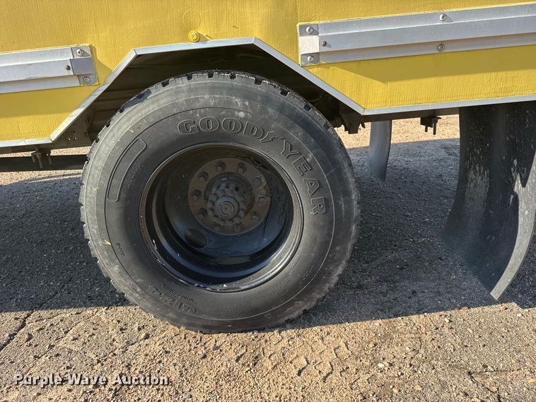 image for item DY3252 1995 Ford F700 box truck